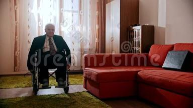 年迈的祖父-快乐的祖父正坐着轮椅在房间里转悠
